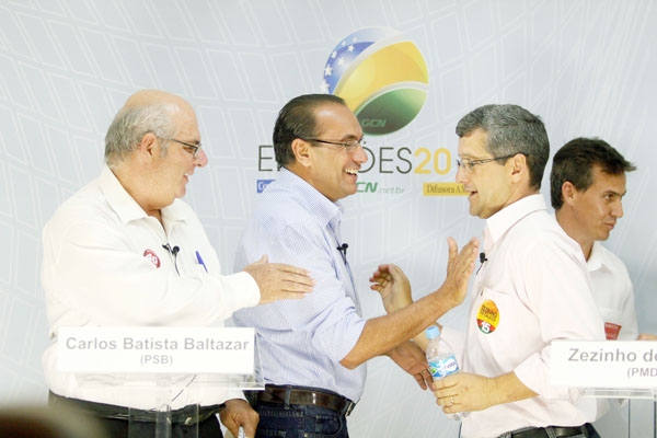 Candidatos de Pedregulho se cumprimentam: calma, só na foto